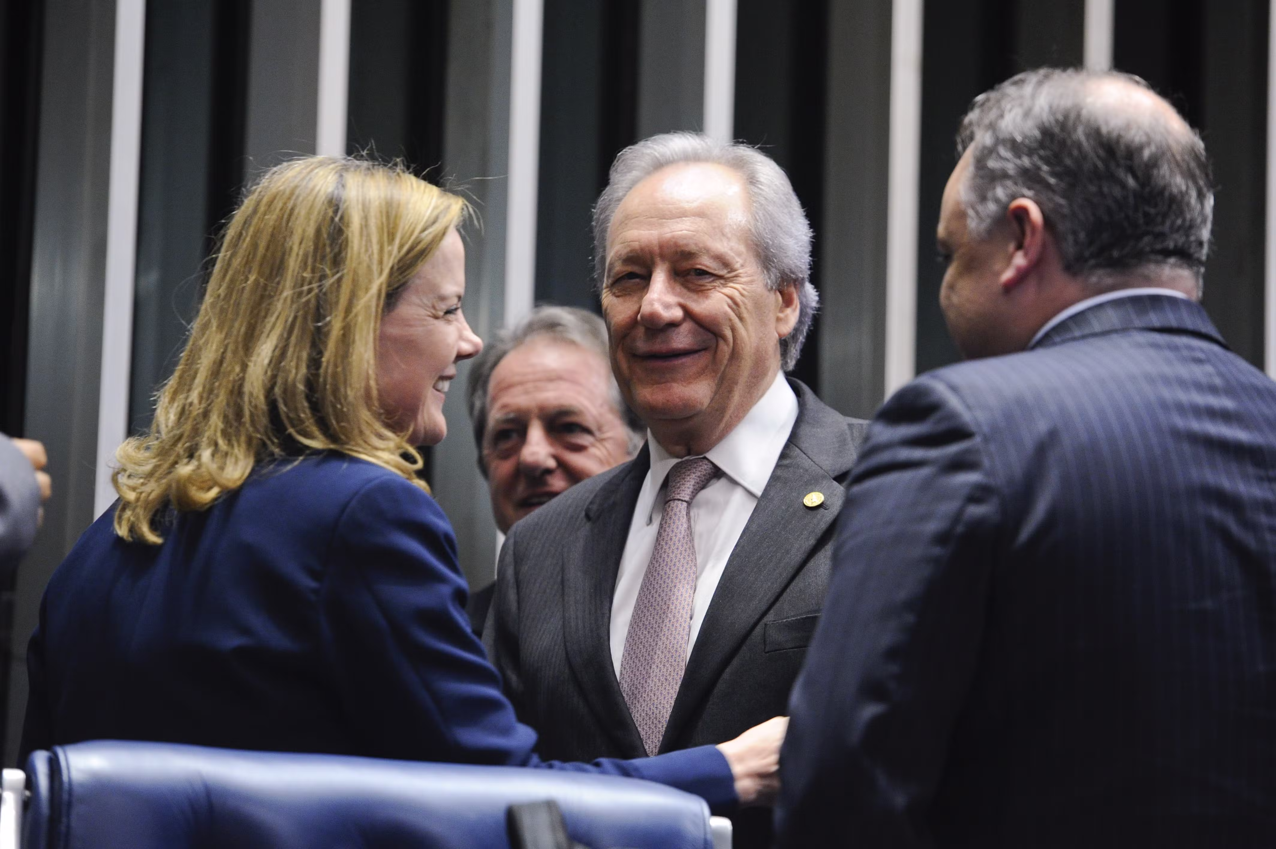 Gleisi Hoffmann admite: Lula tinha conhecimento de contratos entre Banco Master e escritório de Lewandowski