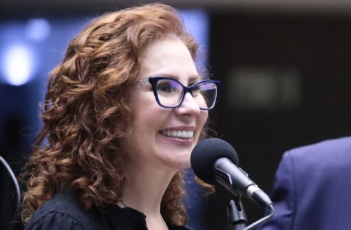 Justiça Italiana Retoma Extradição de Zambelli: Flávio Bolsonaro Denuncia “Vingança Política”